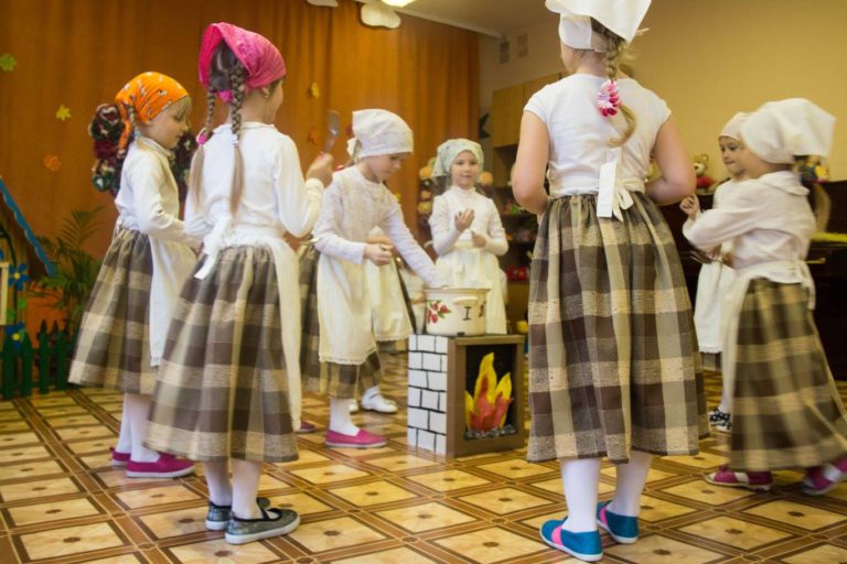 ETNOKULTŪRINIS UGDYMAS PER LIETUVIŲ LIAUDIES PASAKŲ INSCENIZACIJĄ