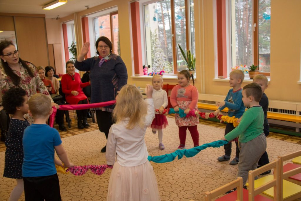 Popietė su anūkais lietuvių grupėje”Kiškučiai”